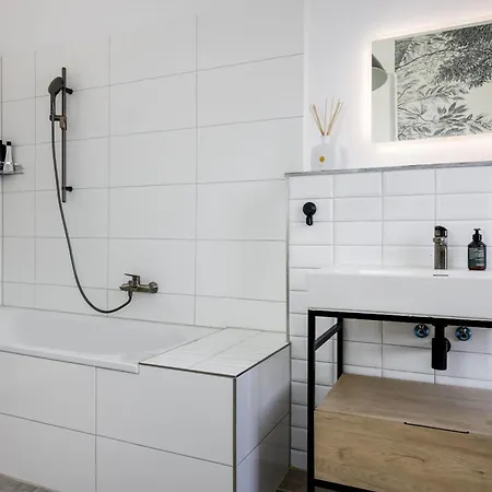 شقة 4br - Zentral - Geraeumig - Terrasse - Altbau - Netflix - Grill - Wifi *